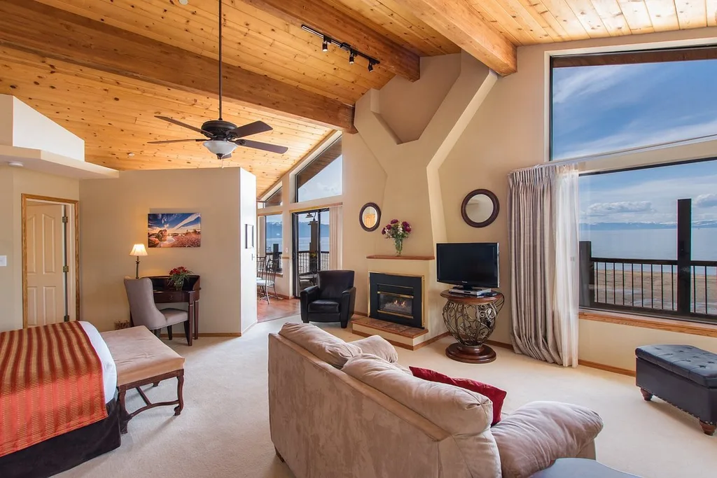 high ceiling resort room with ceiling fan