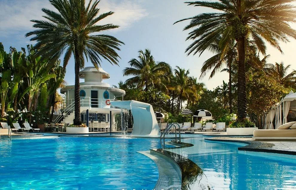 Raleigh Hotel pool with structure in the middle