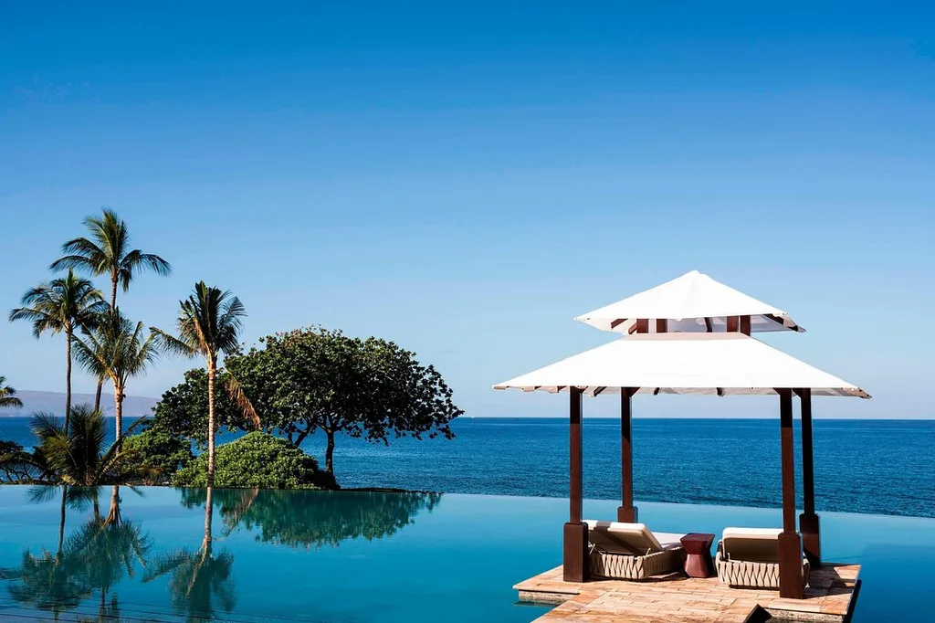 Wailea Beach Resort - Marriott, Maui infinity pool with covered cabana