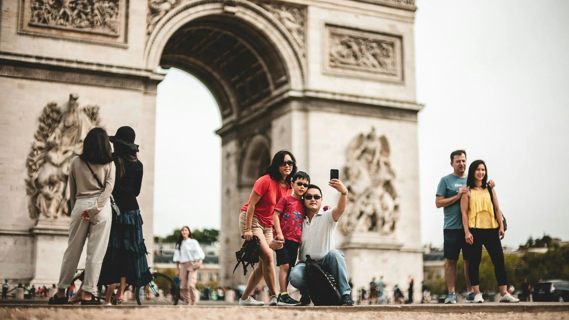 Tourists in front of french monument.