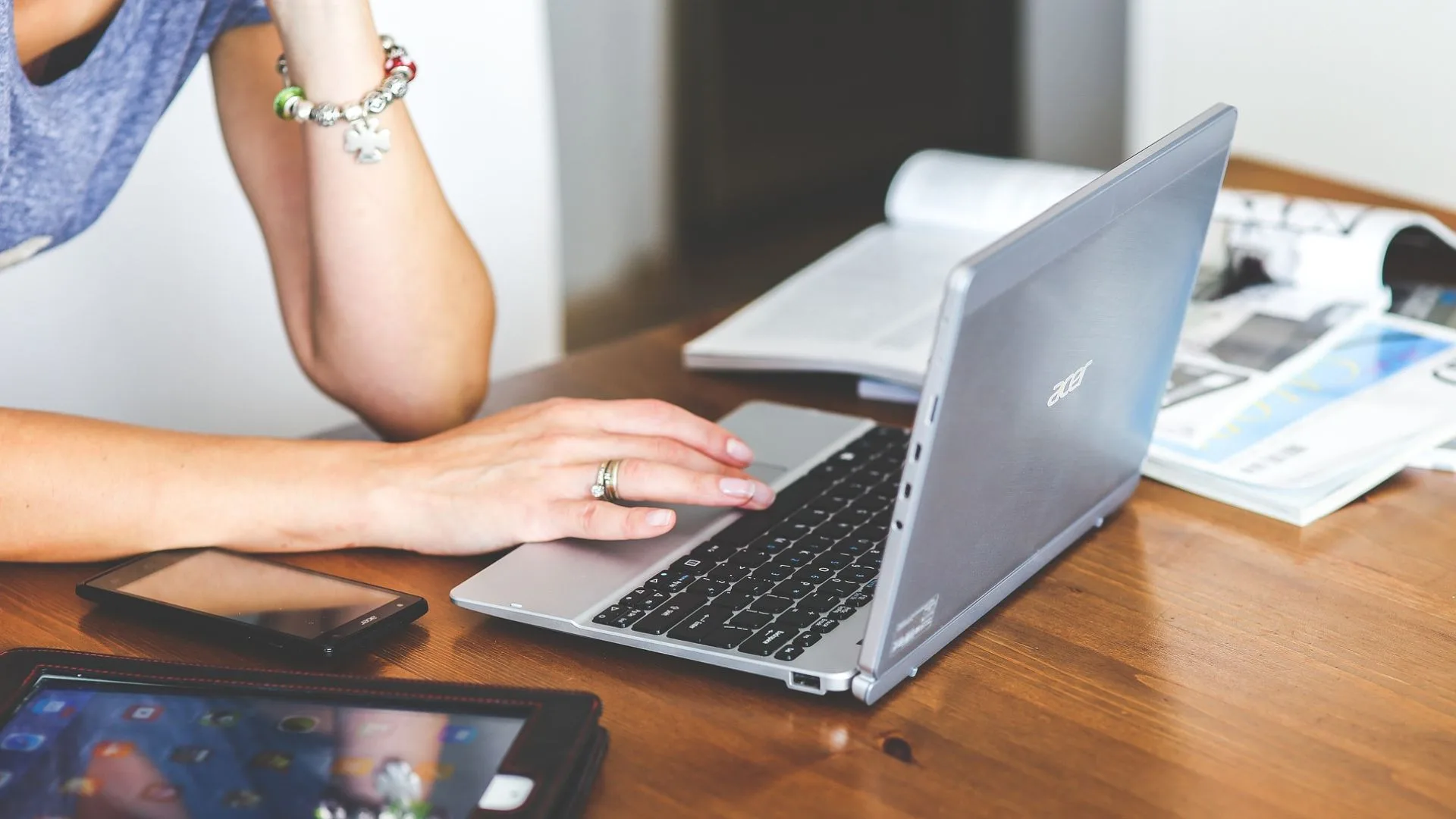 woman on computer with tablet Karolina Grabowska via Pixabay