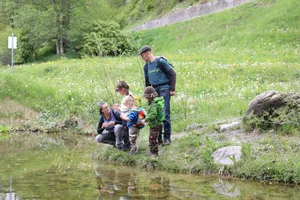 eine vierköpfige Familie, die an einem Fluss steht