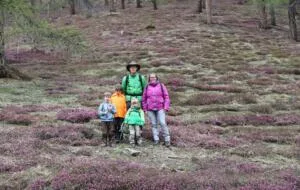 eine vierköpfige Familie in einem Blumenfeld