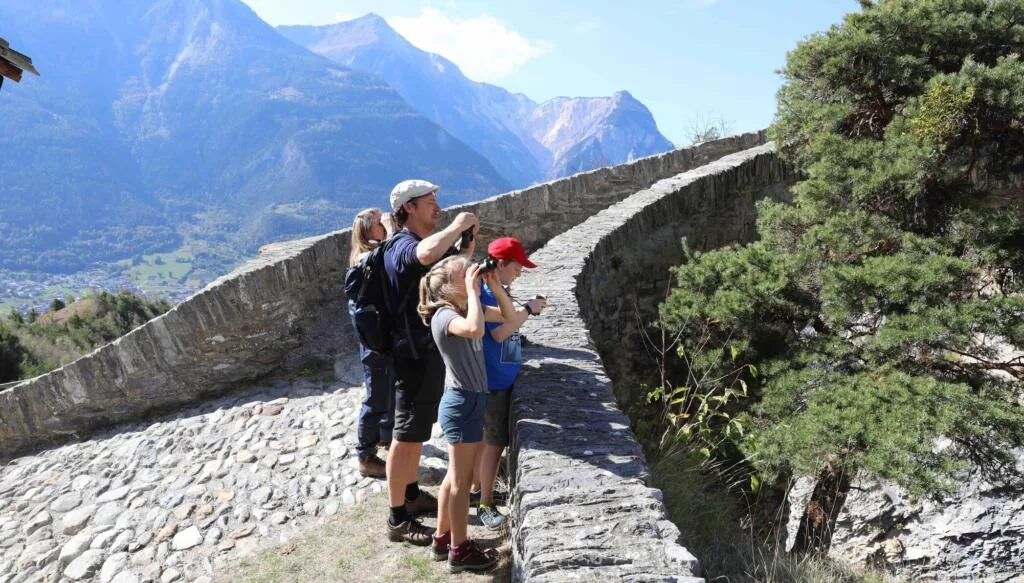Familie schaut auf die Wand