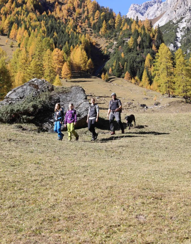 eine Familie beim Wandern in den Bergen