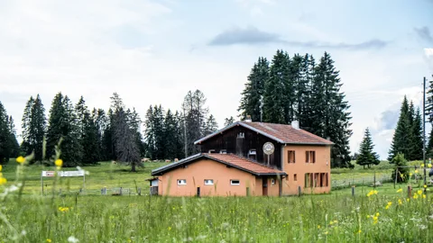 ein Haus inmitten eines Feldes