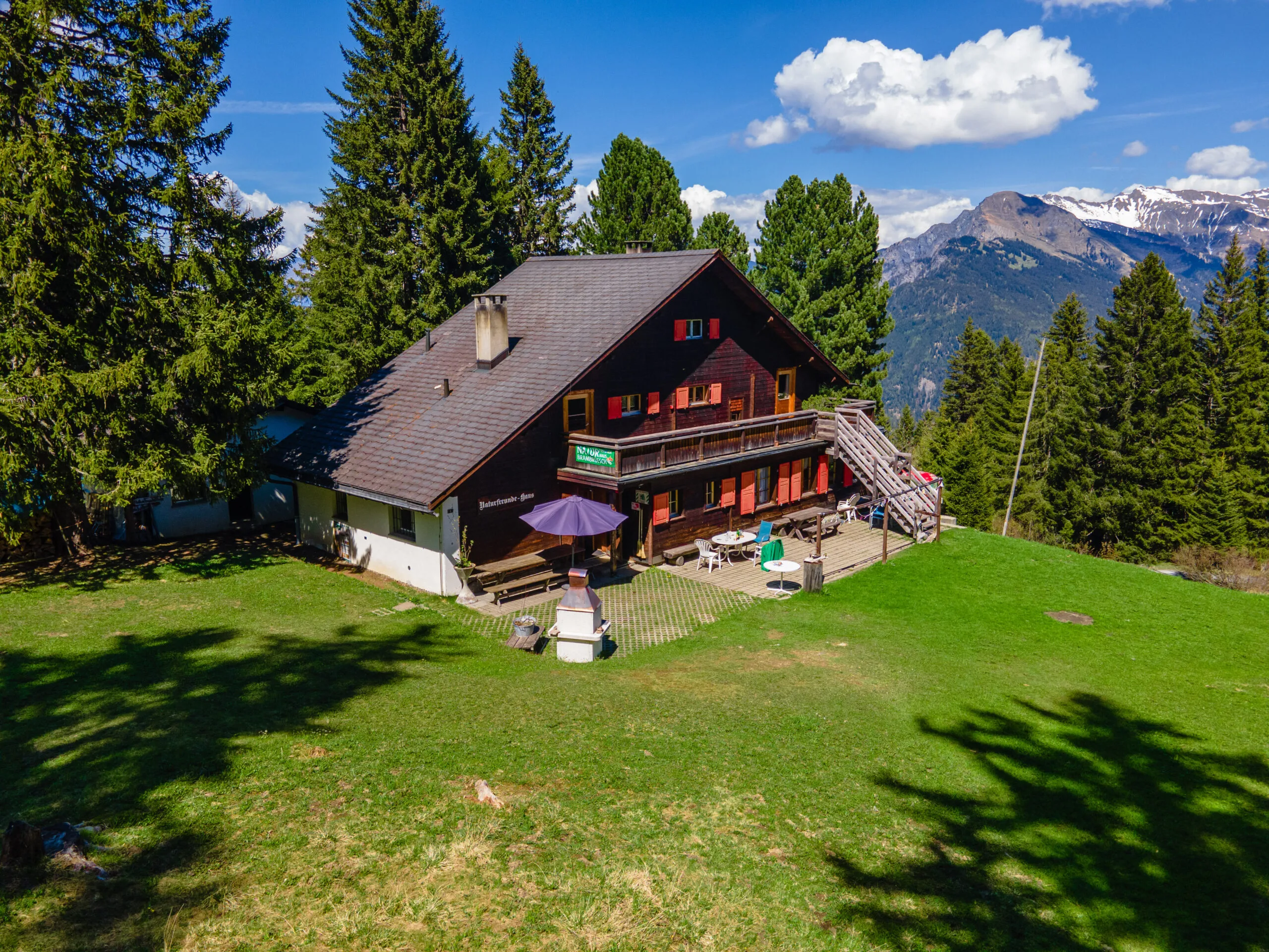 das Chalet befindet sich auf einem Hügel