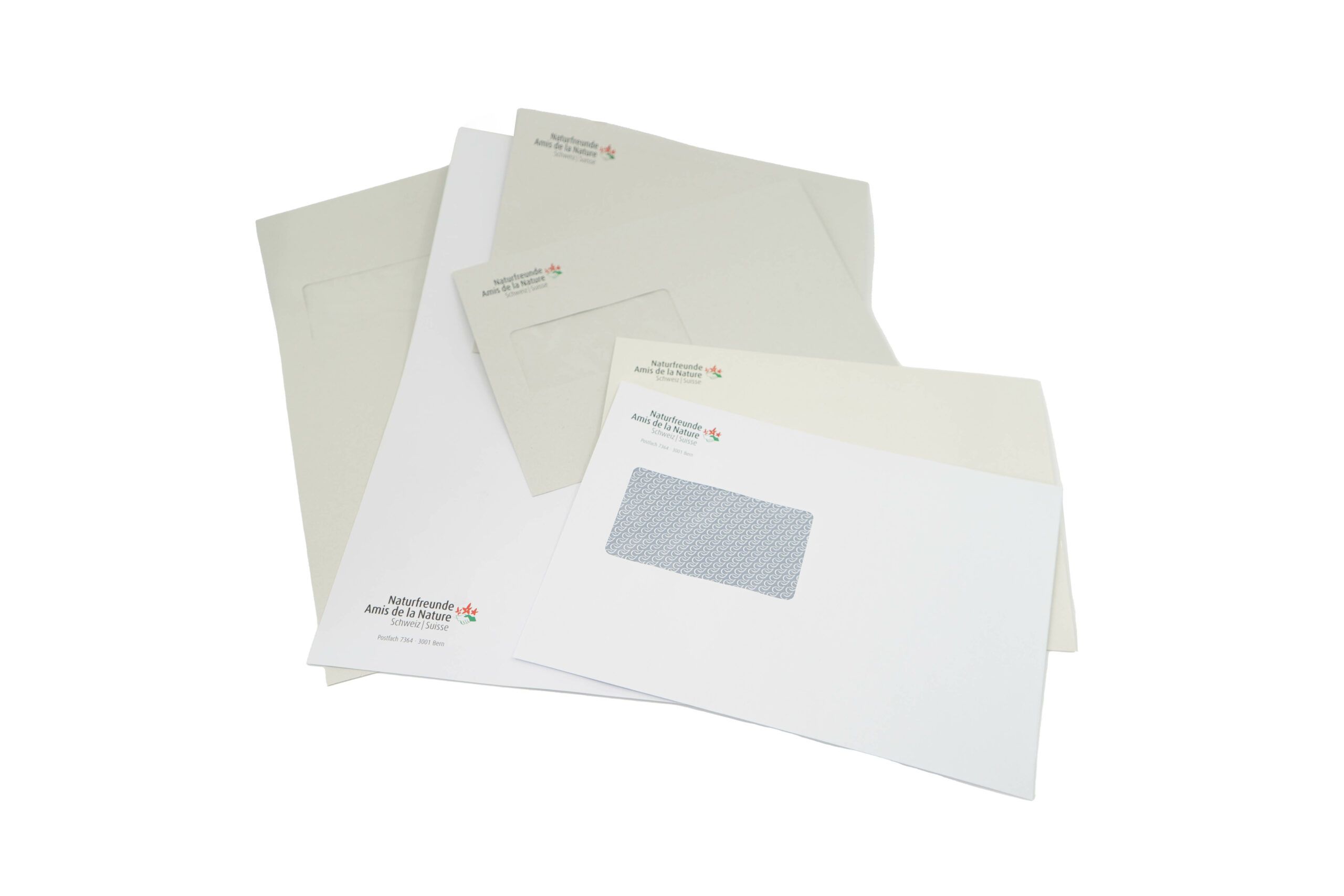 ein Satz von 4 Umschlägen mit weißem Hintergrund 