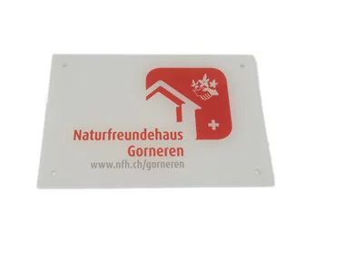 ein Schild mit dem Namen des Unternehmens