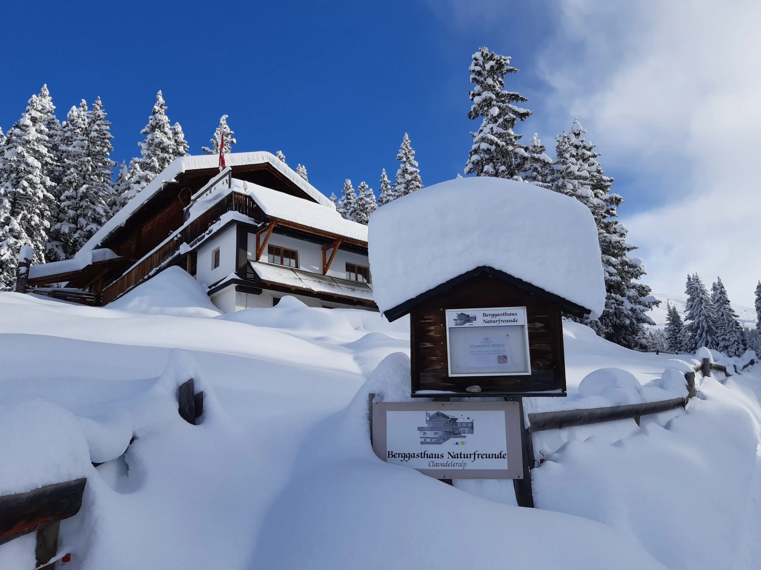 die Skihütte im Schnee