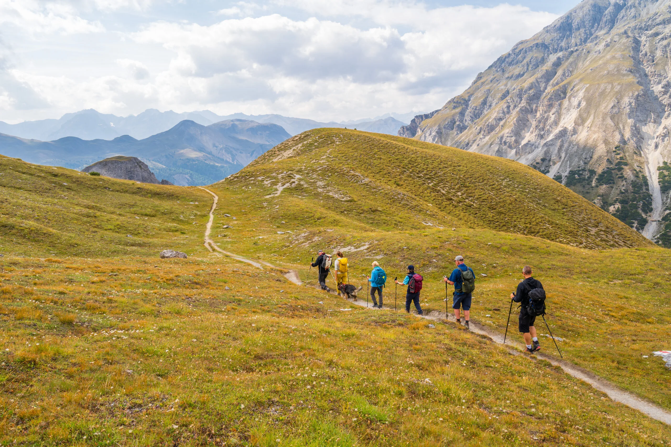 Wanderer auf dem Weg zum Gipfel des Berges