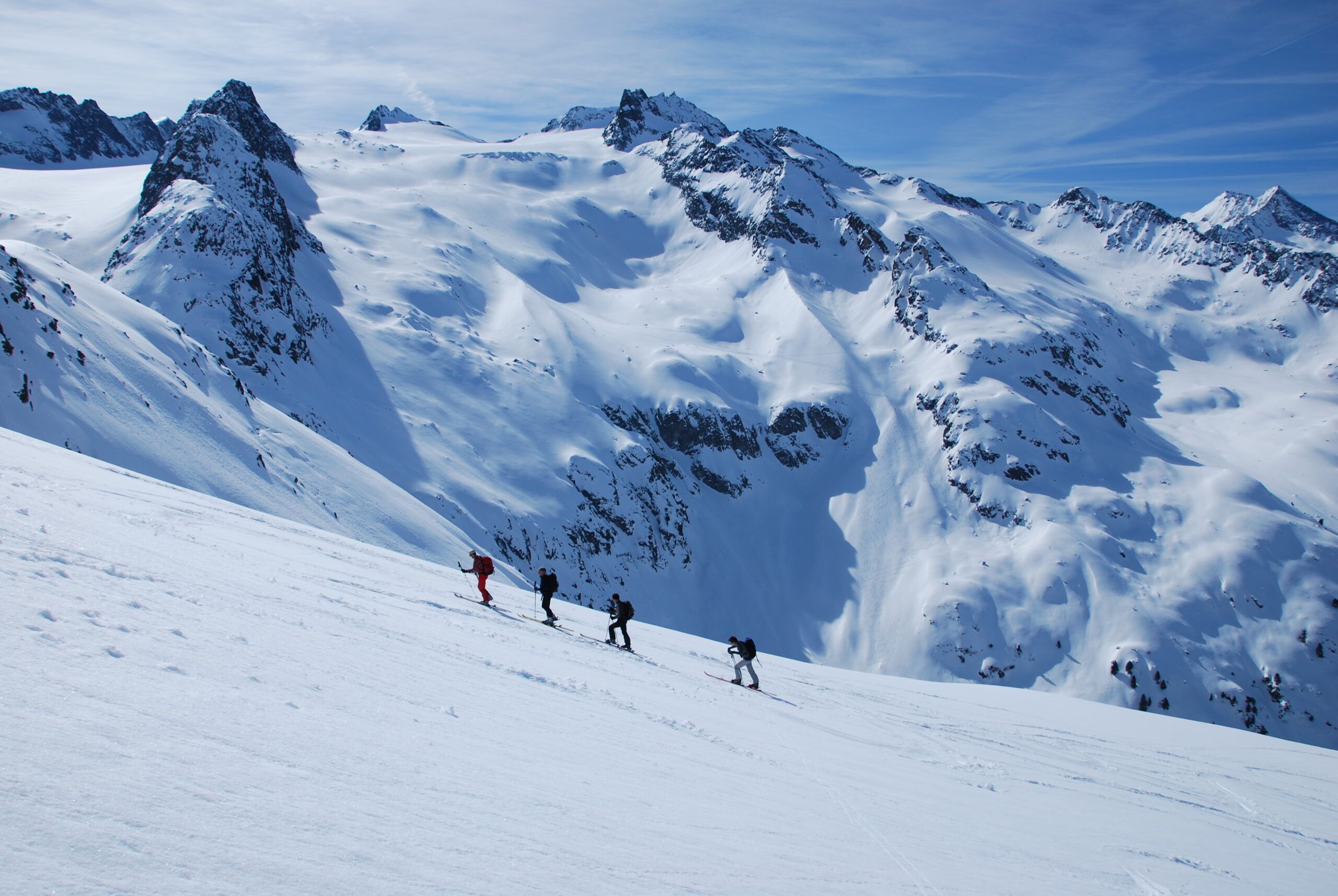 Piz-Ault-Suedgipfel, vier personenn wandern bergauf