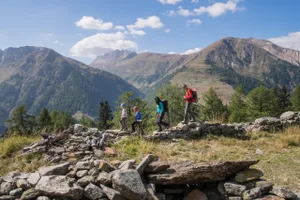 Natura Trail Binntal, Familie wandert über Steinigen Grund