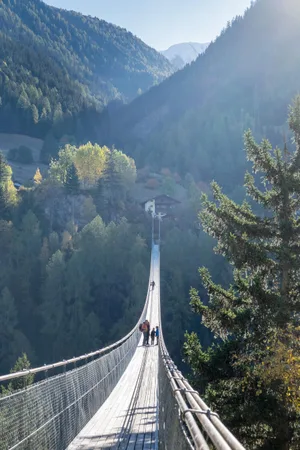 Naturatrail Binntal, lange hängebrücke über eine Schlucht