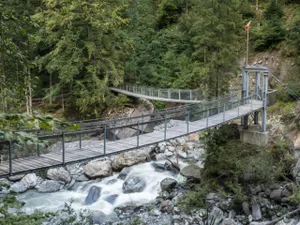 Fussgänger Hängebrücke über Fluss