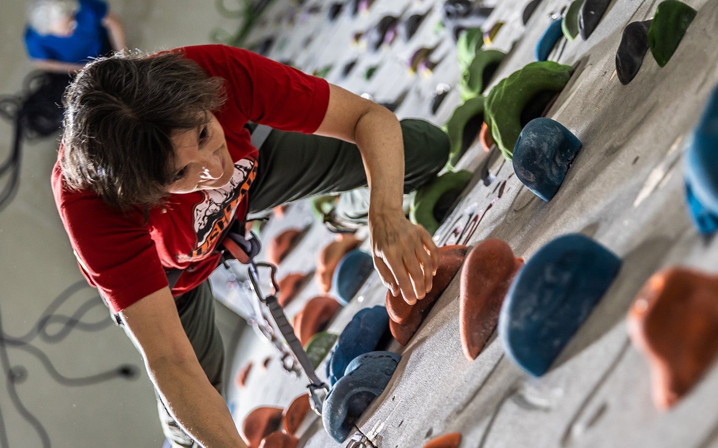 Person in der Mitte einer Kletterwand