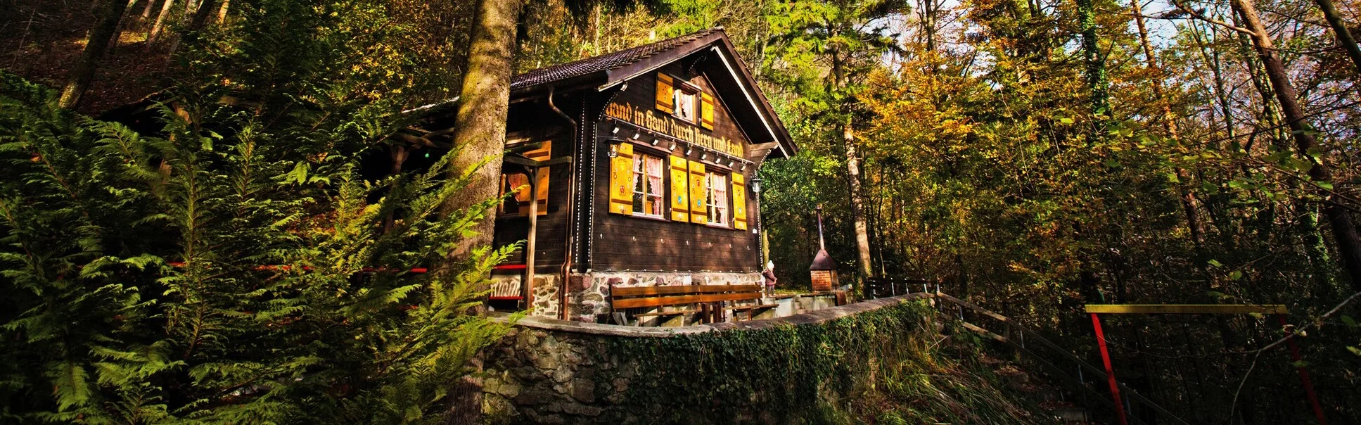 ein kleines Holzhaus, das im Wald steht