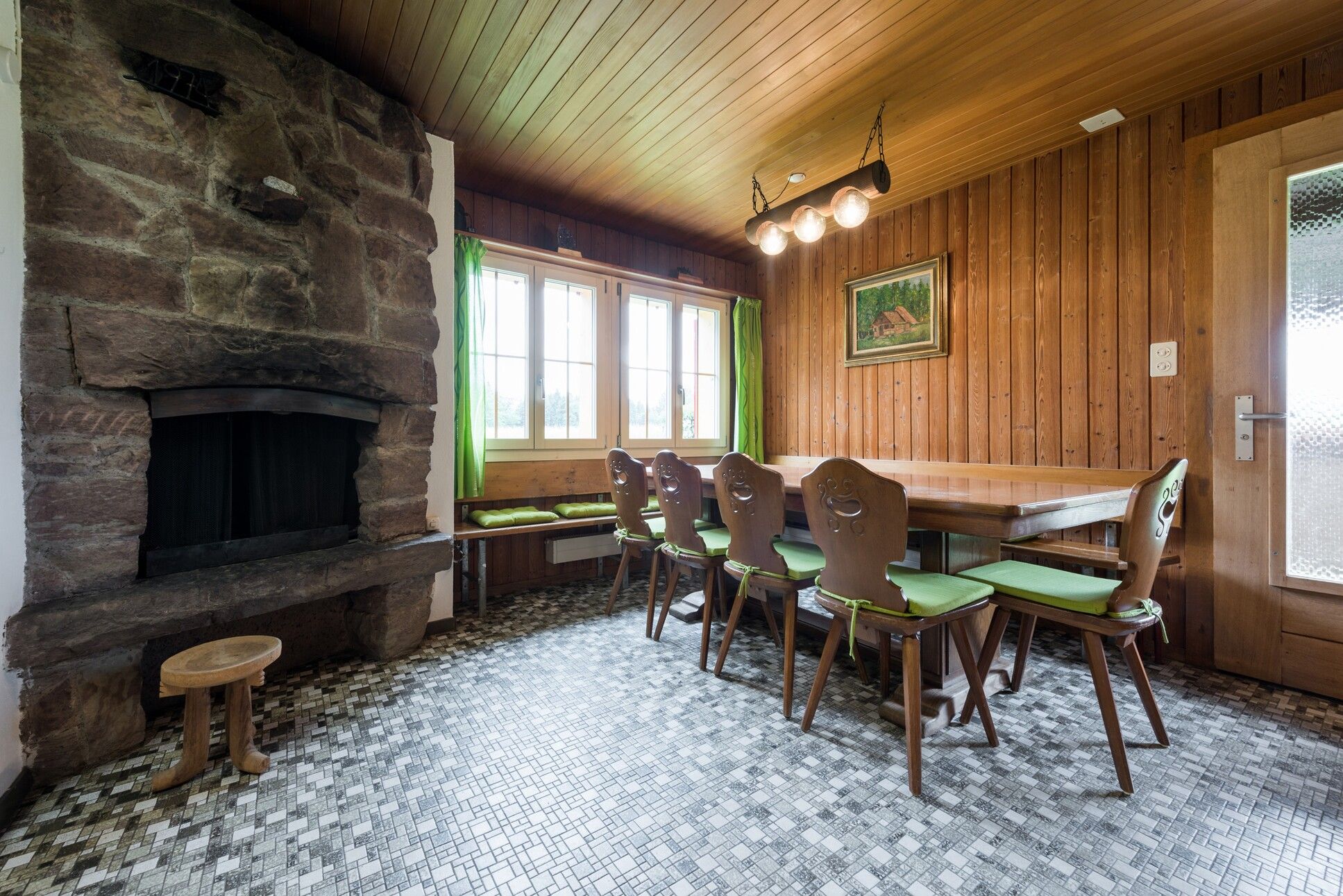 la salle à manger est équipée d'une grande table et de chaises 
