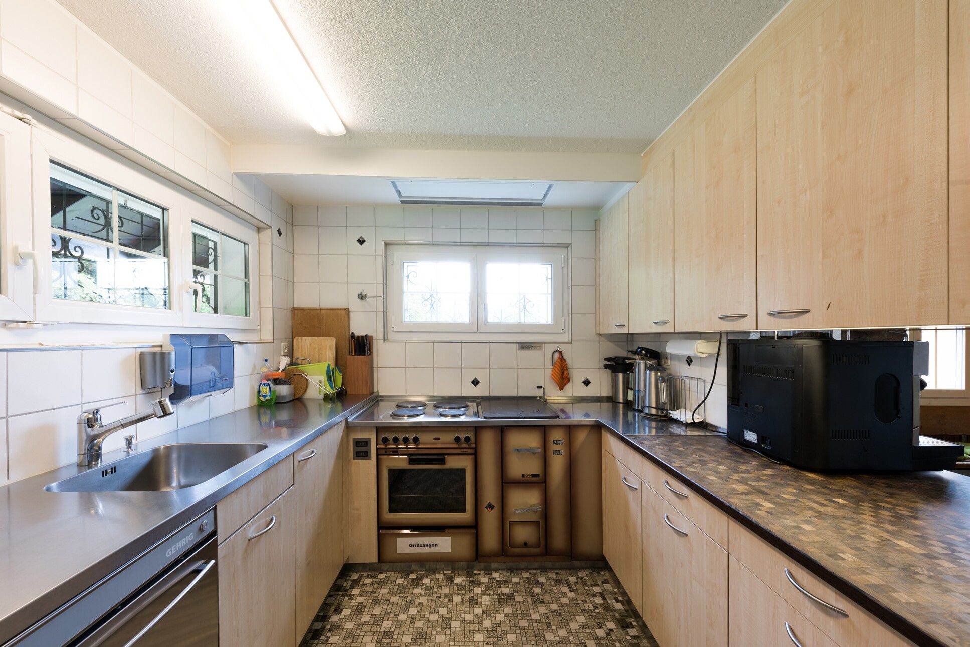 une cuisine avec un évier, un micro-ondes et un lavabo 