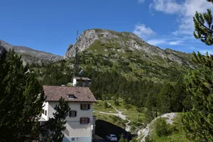 ein Haus in den Bergen
