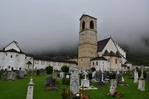 eine Kirche mit einem Uhrenturm im Hintergrund