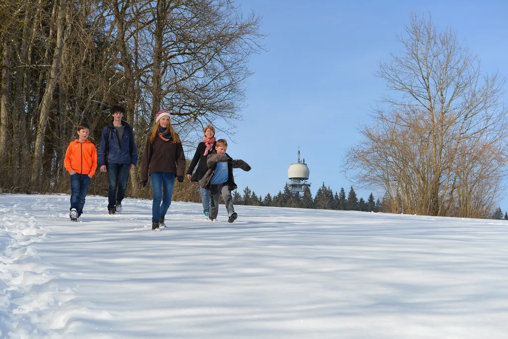 eine Familie bei einem Spaziergang im Schnee