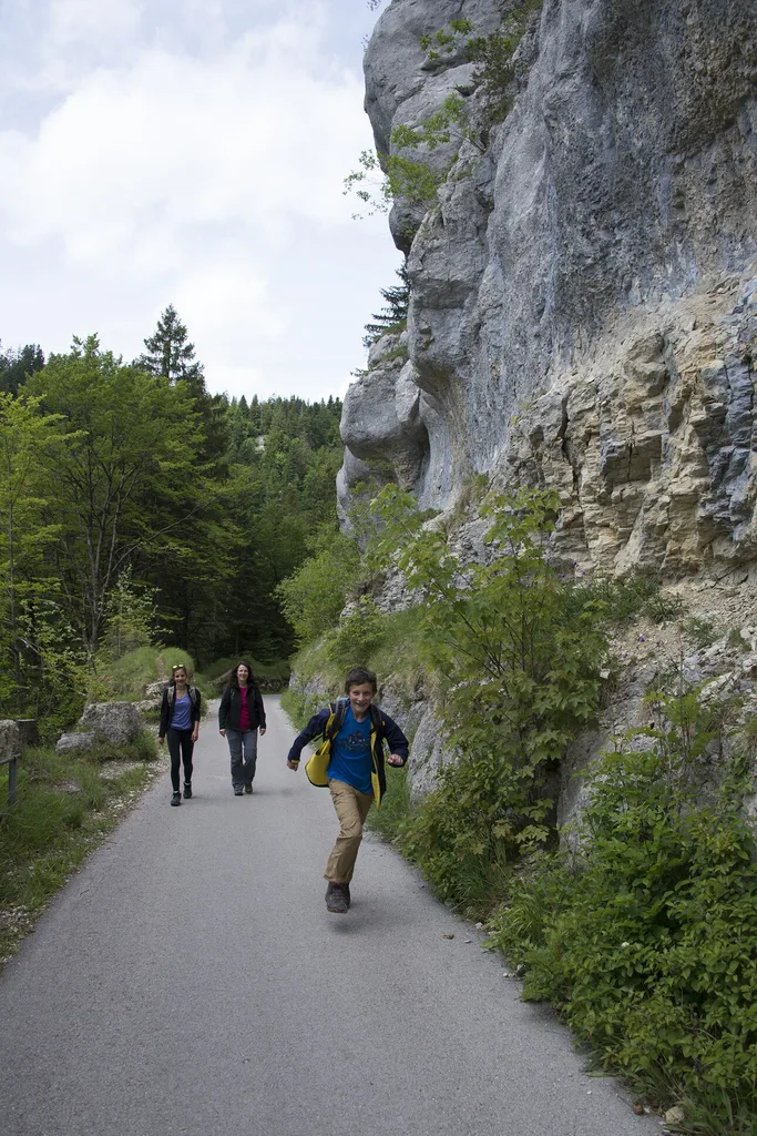 der Weg ist nur einen kurzen Spaziergang vom Dorf entfernt