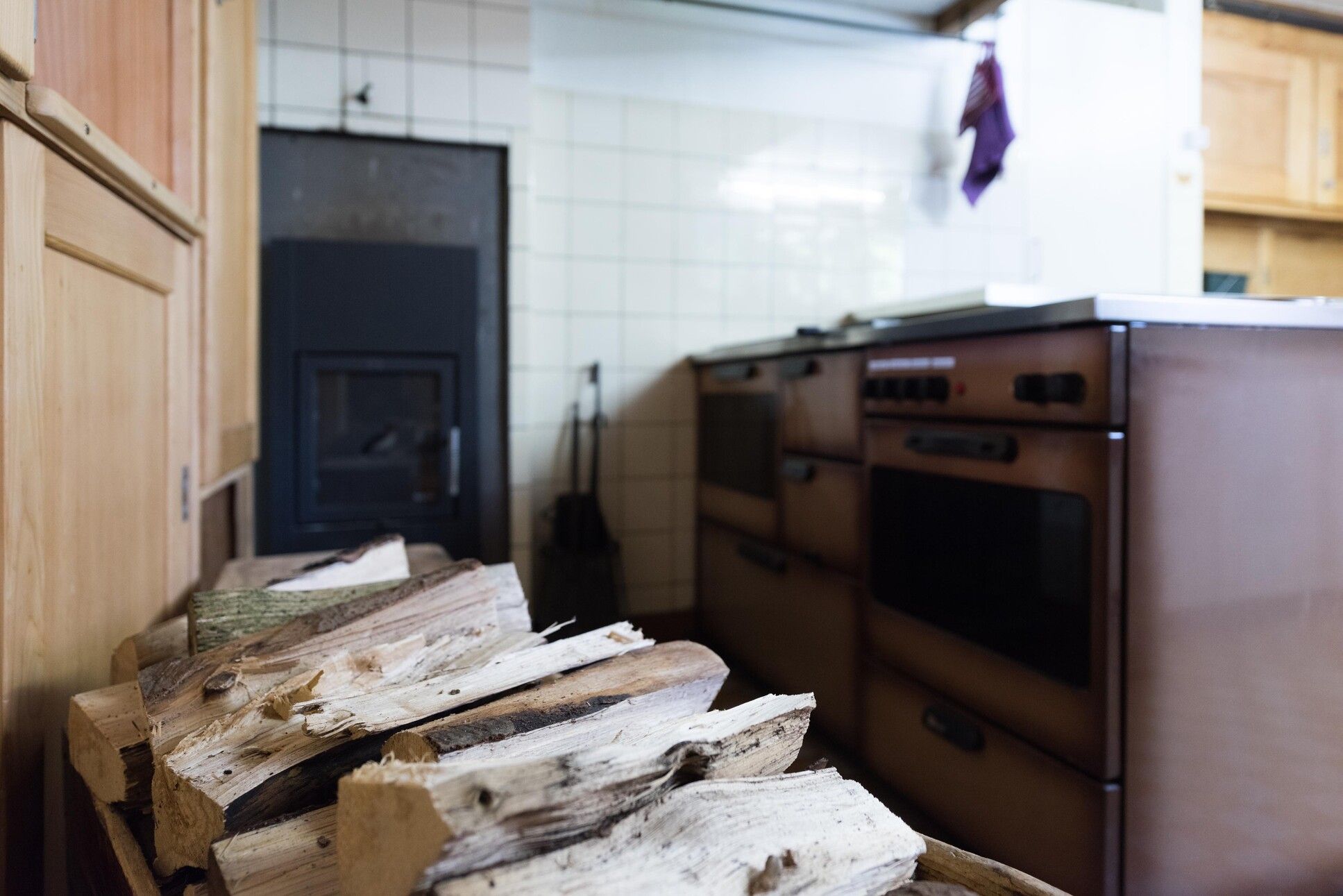 ein Holztisch mit Holzauflage in einer Küche 