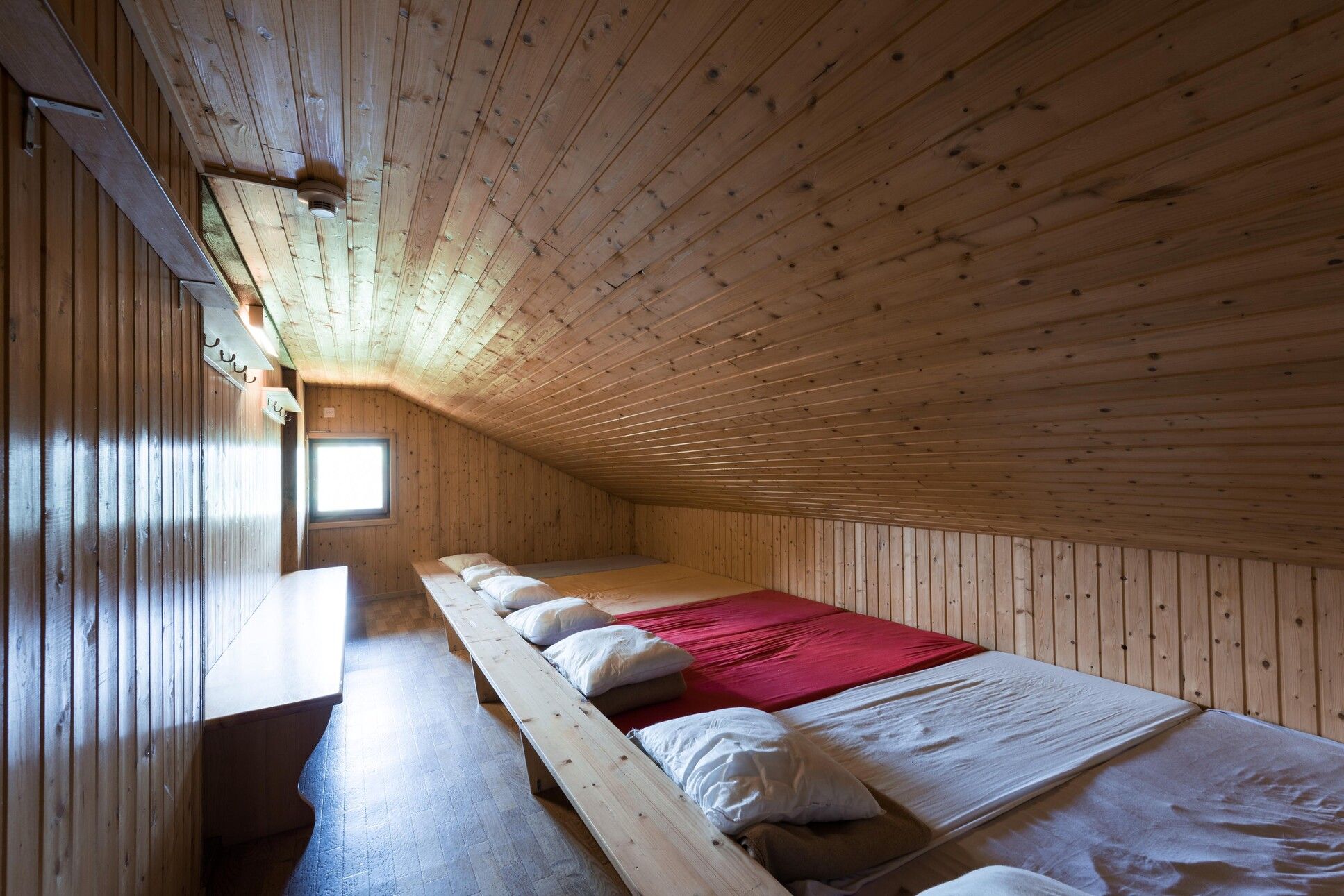 ein Schlafzimmer mit einem Bett und einem Fenster 