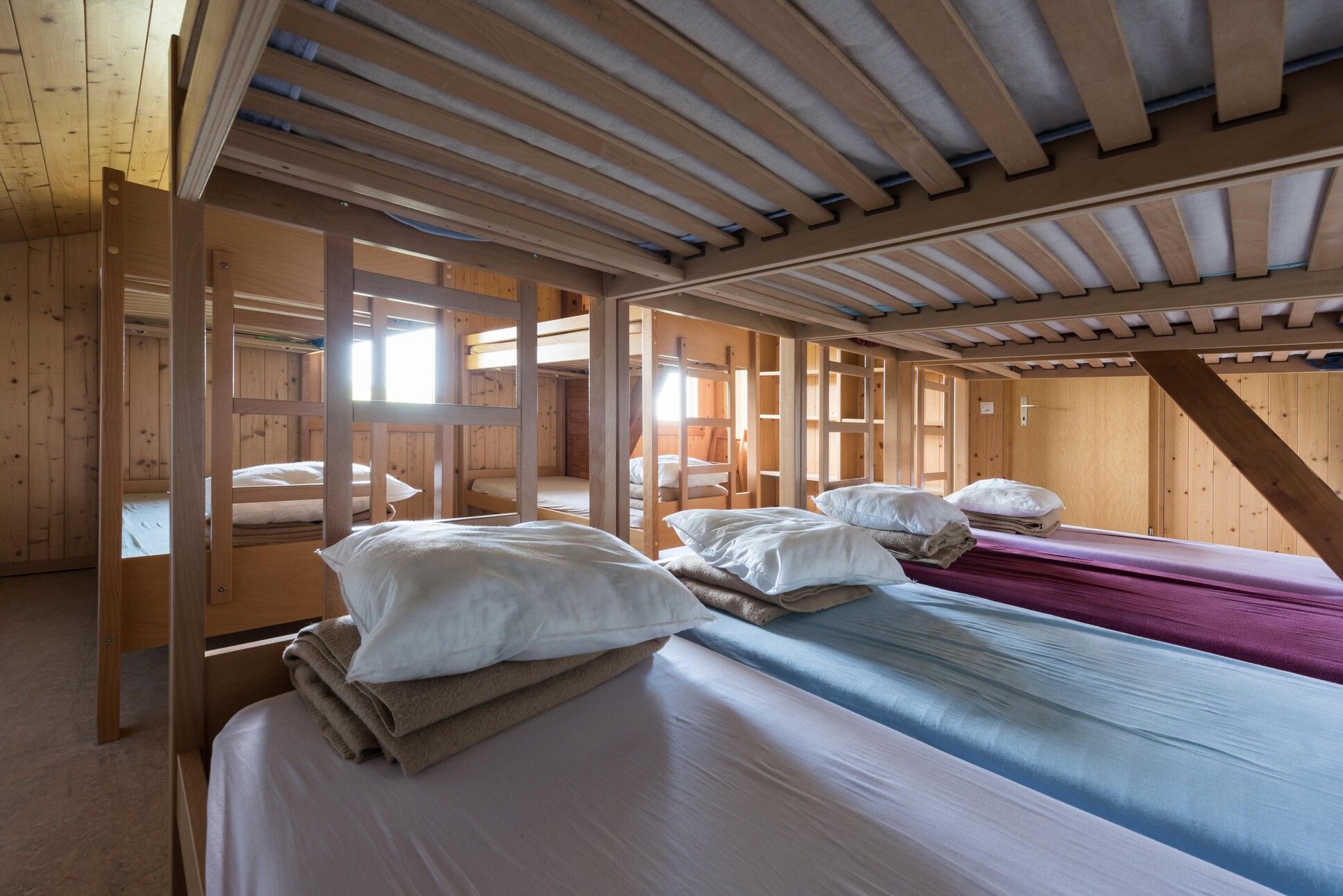 ein Zimmer mit zwei Betten und einem Fenster 