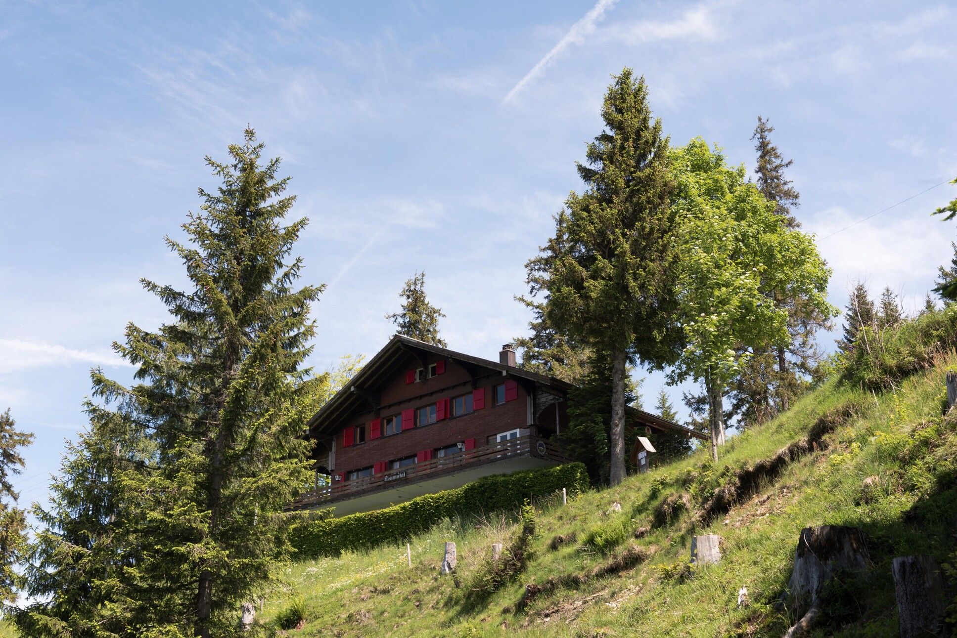 ein Haus auf einem Hügel in den Alpen 