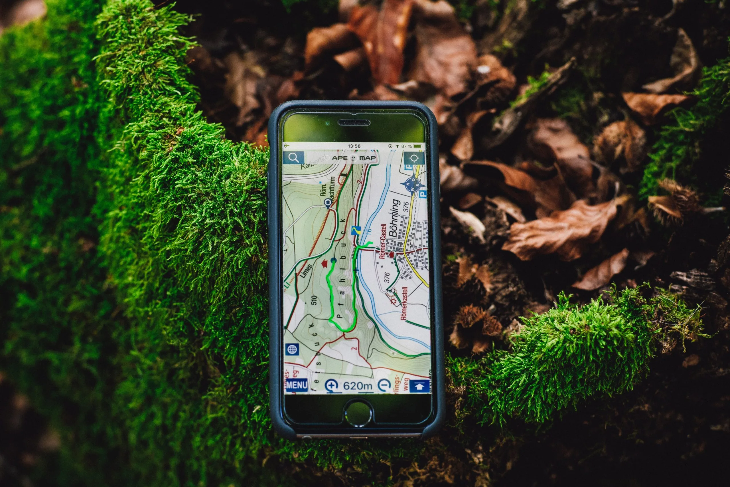 ein Smartphone mit einer GPS-Karte darauf
