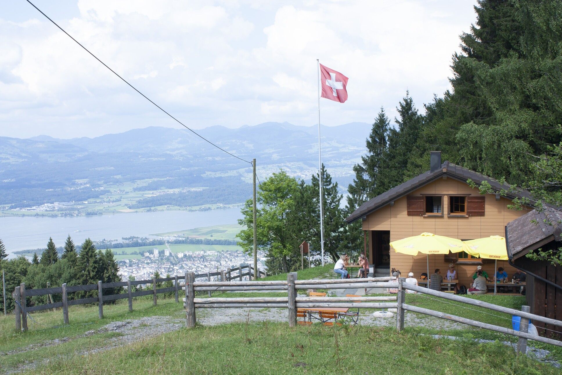 ein Holzhaus mit einer Flagge auf dem Dach 