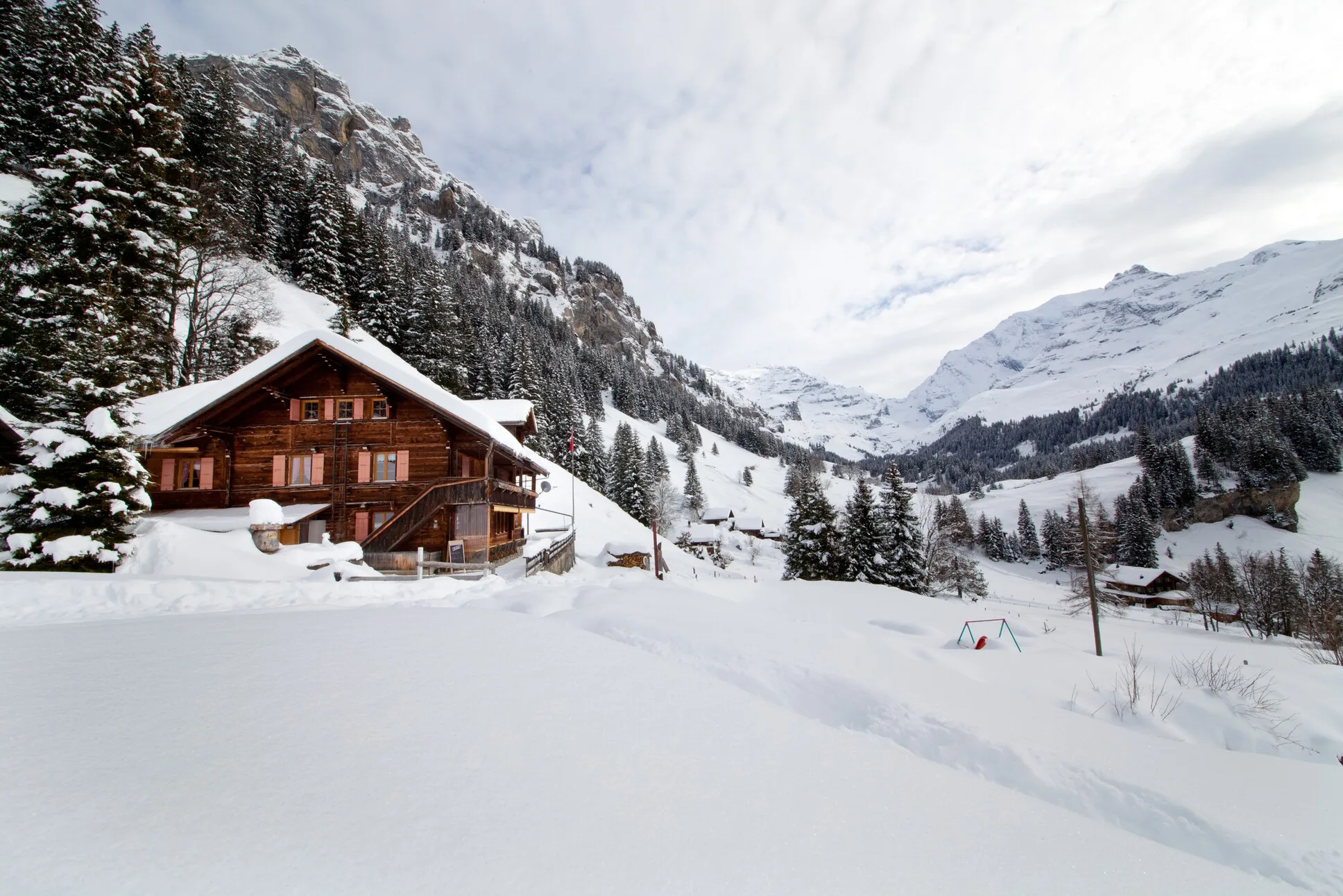 ein chalet im schnee in den schweizer alpen