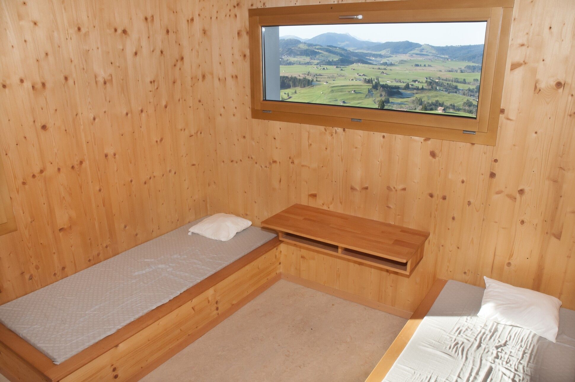 ein Zimmer mit einem Bett und einem Fenster 