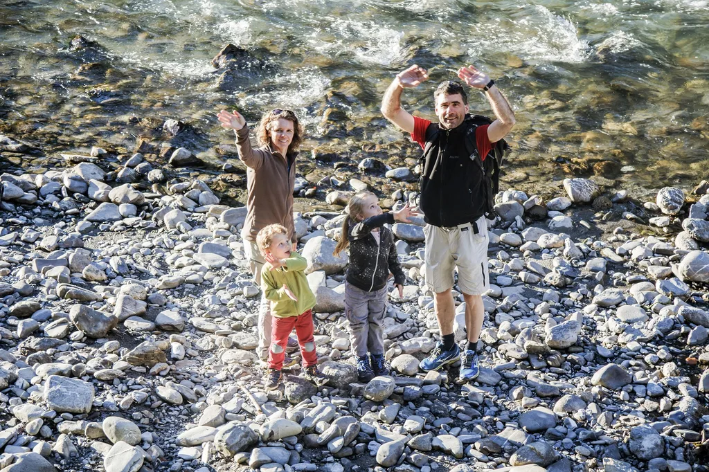 eine vierköpfige Familie an einem felsigen Strand