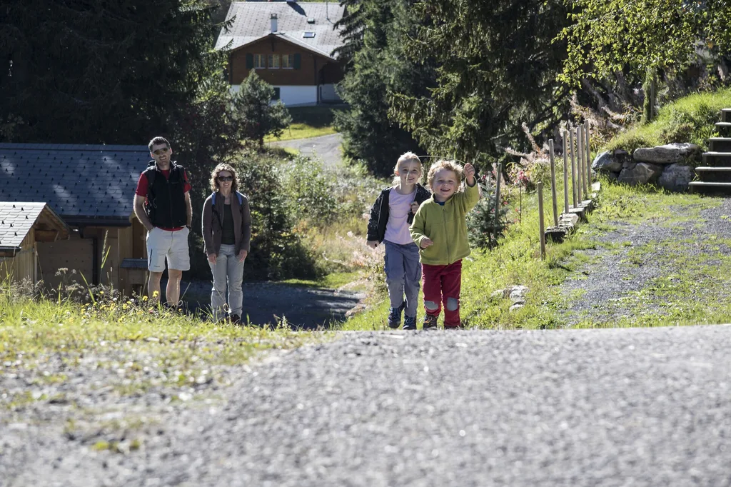 eine Familie geht eine Straße entlang