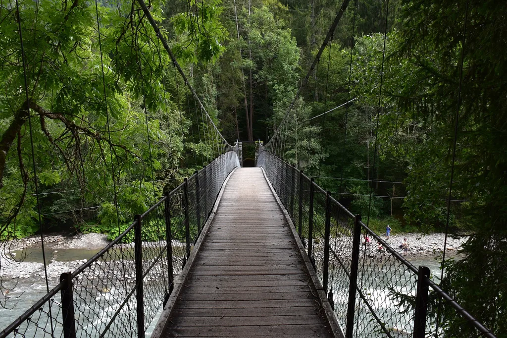 die Hängebrücke über den Fluss