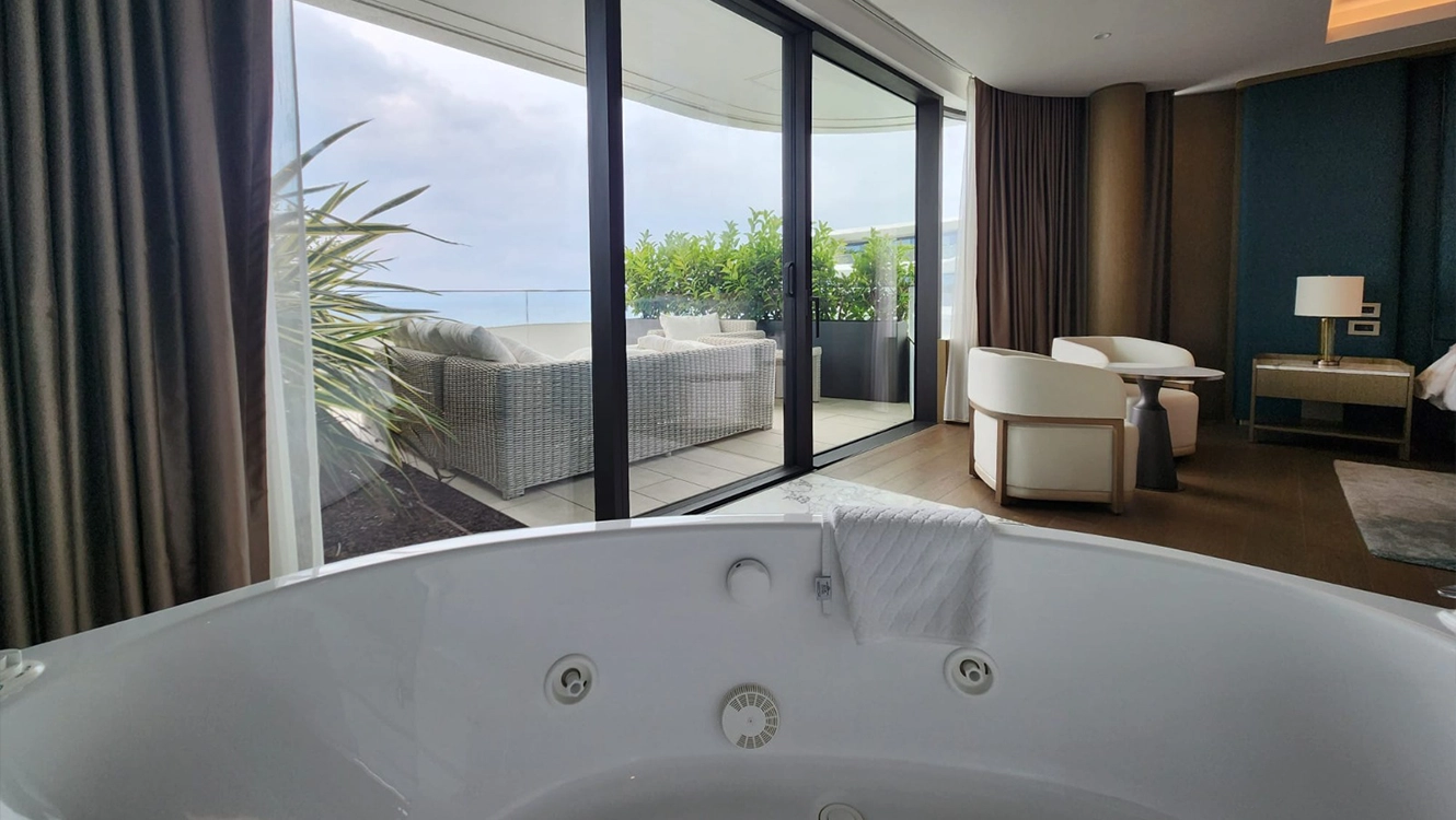 reges-retreat-corner-suite-jakuzi-banyo