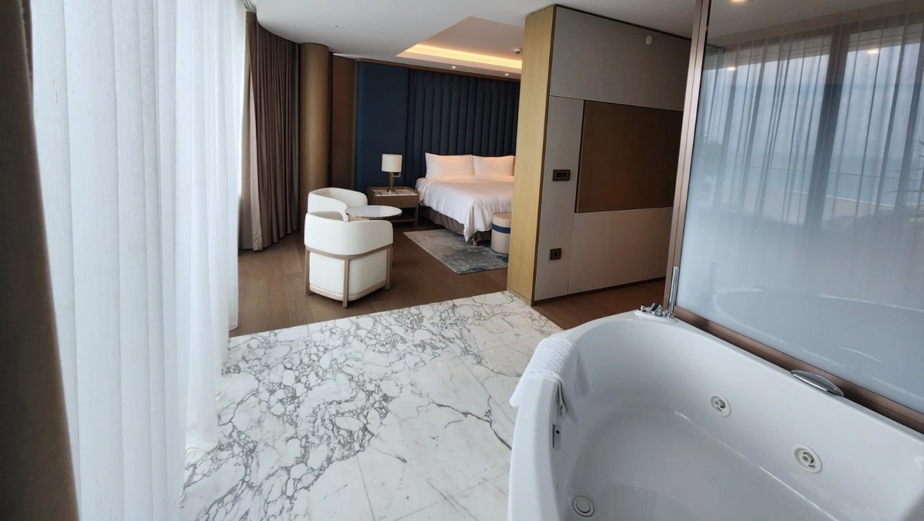 reges-retreat-corner-suite-jakuzi