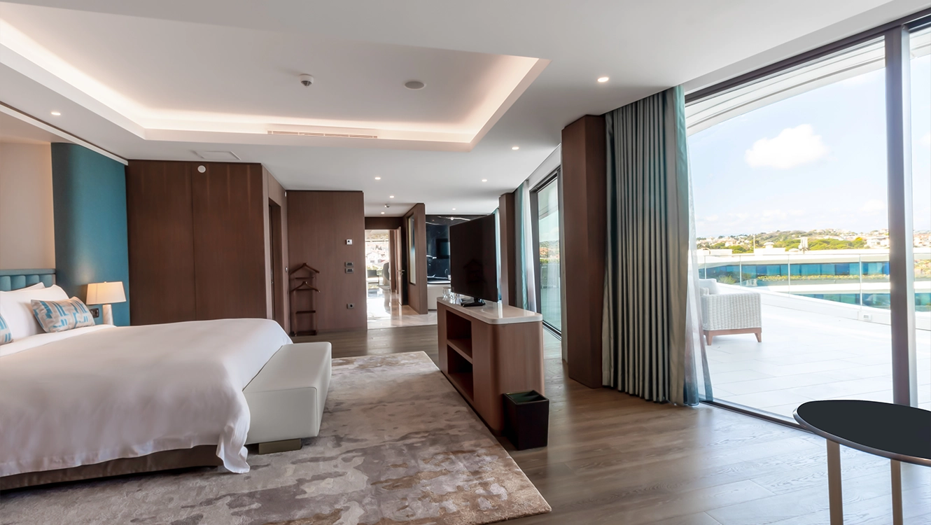 royal-reges-suite-yatak-balkon