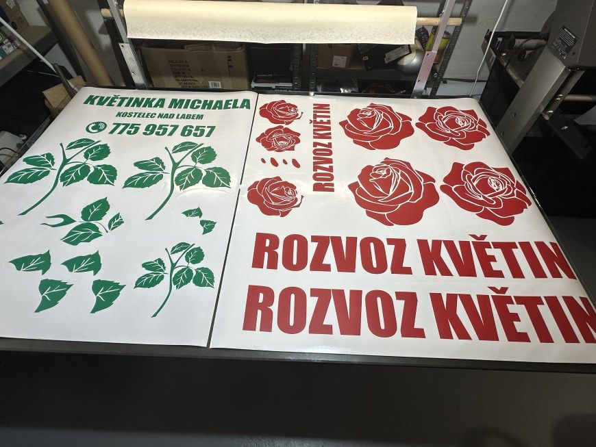 Návod na lepení samolepky na auto