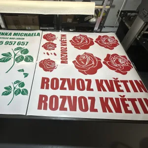 Návod na lepení samolepky na auto