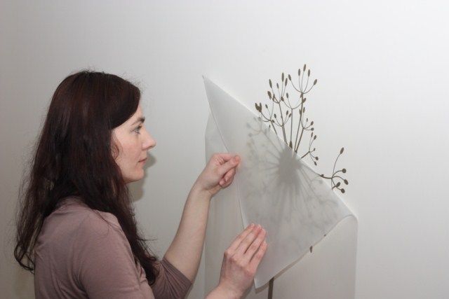 Návod na lepení samolepky na zeď