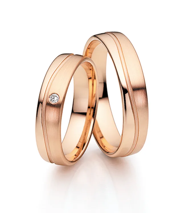 Fine Matt Ring Surface on a Pair of Wedding Rings by Fischer Trauringe, Model Fröhlichkeit