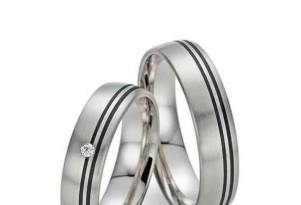 Silberne Ringe mit schwarzen Streifen