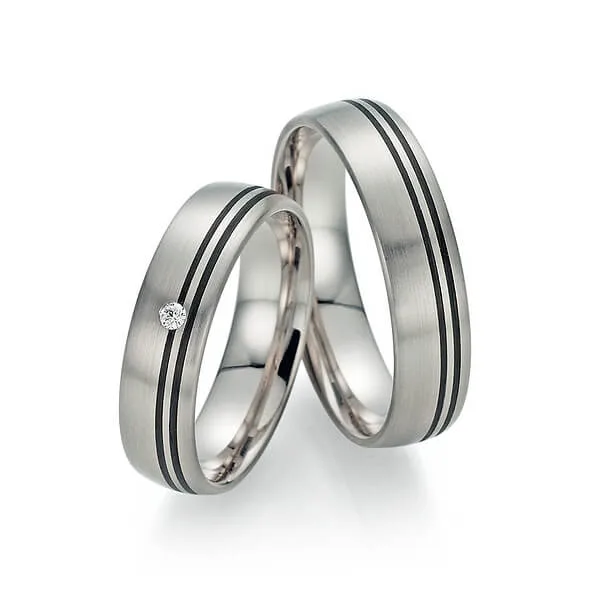 Silberne Ringe mit schwarzen Streifen