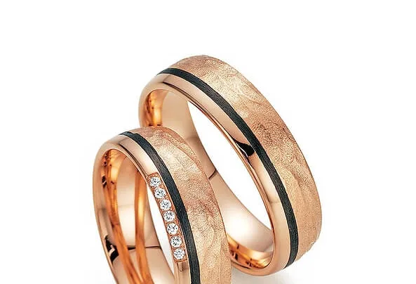 Rosegoldener Ring mit schwarzem Streifen