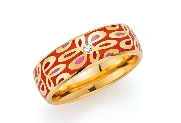 Goldener Ring mit rotem Muster