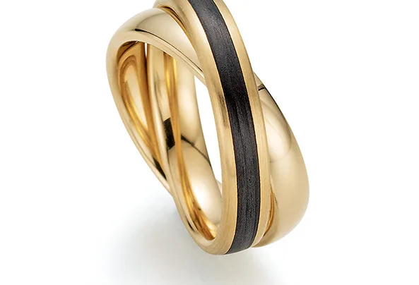 Goldener Ring mit schwarzem Streifen